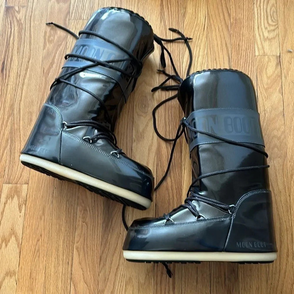 Moon Boot sz 9/10.5 like new NWOT shiny black and charcoal grey no wear on soles - Picture 3 of 7